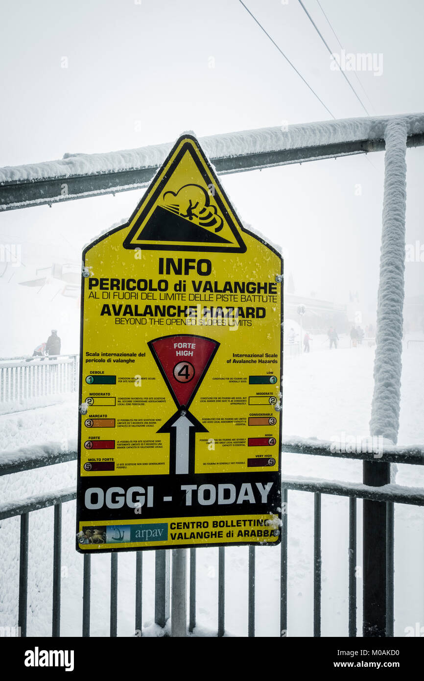 Lawinenwarnung Zeichen, an der Spitze des Passo Fedala. White-out von Blizzard hinter sich. Über Canazei und Alba, im Val di Fassa. Stockfoto
