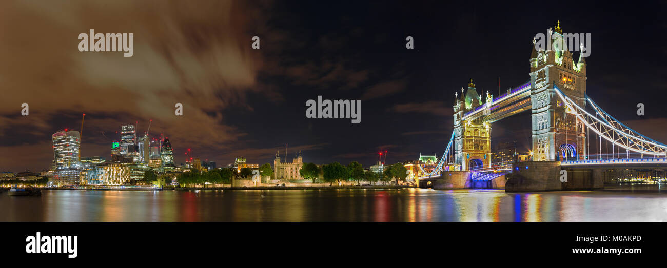 London - das nächtliche Panorama mit der Tower Bridge, Tower und den Wolkenkratzern der Finanziellen discrict. Stockfoto