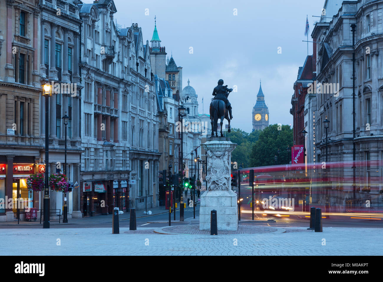 LONDON, Großbritannien - 18 September, 2017: Die Aussicht vom Trafalgar Square in der Abenddämmerung. Stockfoto