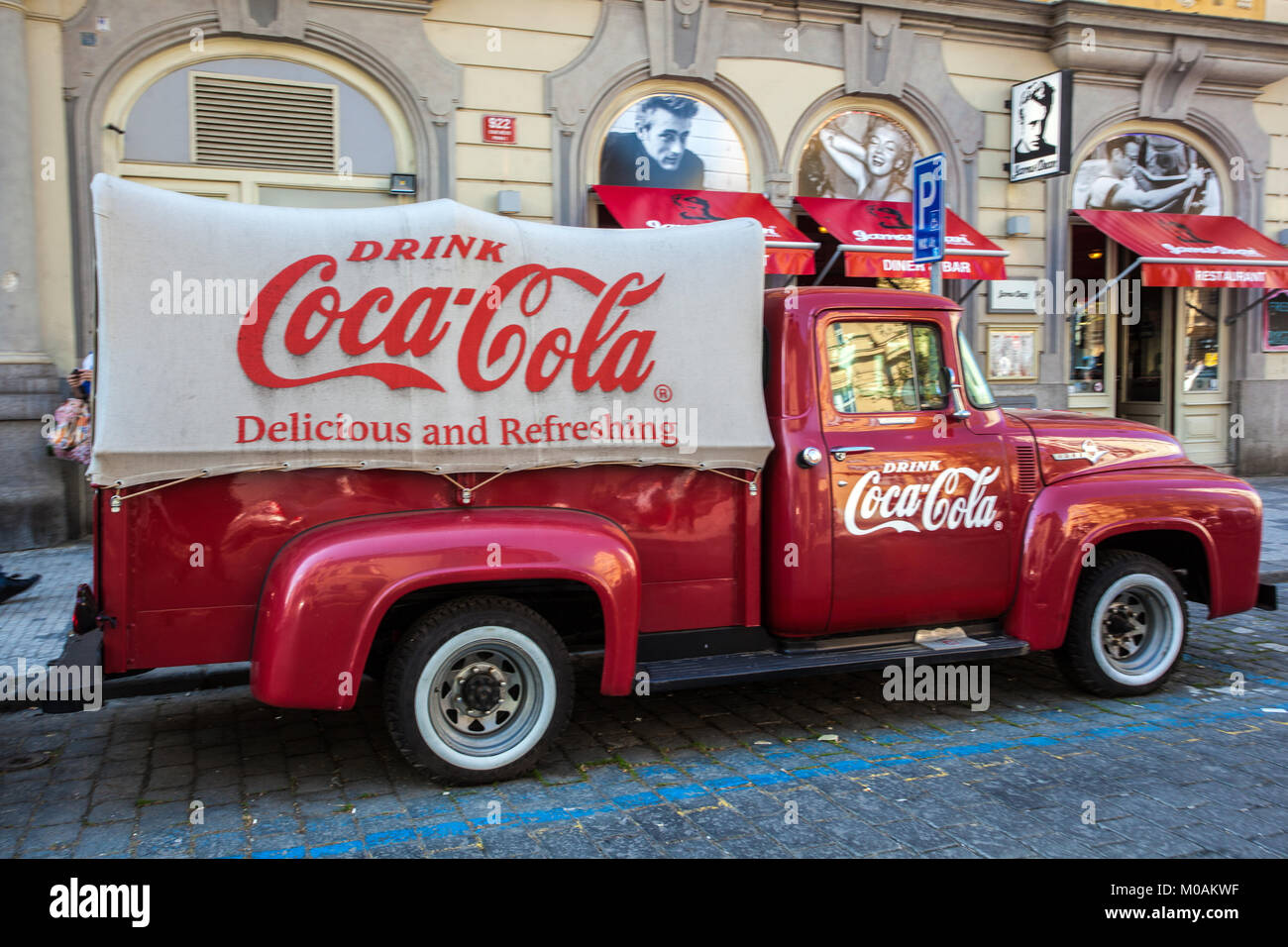 Oldtimer Ford F100 Pick Up, Coca-Cola Truck vor „James Dean Bar“, Dlouha Street Prag Tschechische Republik, Europa Stockfoto Oldtimer Ford F100 Pick Up, Coca-Cola Truck vor „James Dean Bar“, Dlouha Street Prag Tschechische Republik, Europa Stockfoto