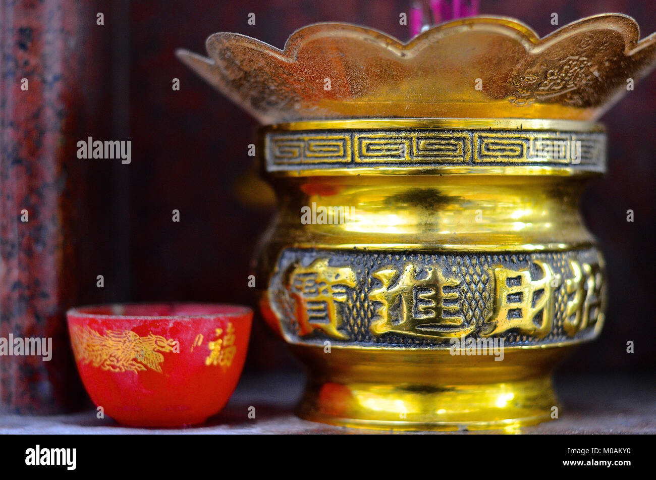 Chinesische Räucherstäbchen und Urn Stockfoto