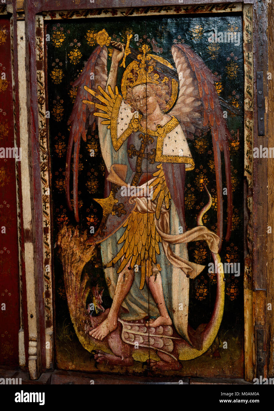 Den Erzengel Michael mit Schild & Schwert erschlagen einer siebenköpfigen Drachen (er hat durchtrennt 2 Köpfe) auf dem S parclose der Ranworth Kirche, Norfolk, Großbritannien. Stockfoto