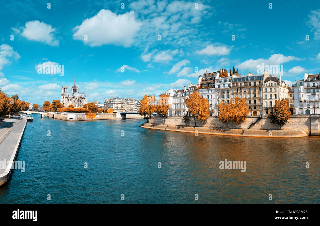 Paris, die Seine mit der Kathedrale Notre-Dame von der Rückseite auf einem hellen Tag im Herbst Stockfoto