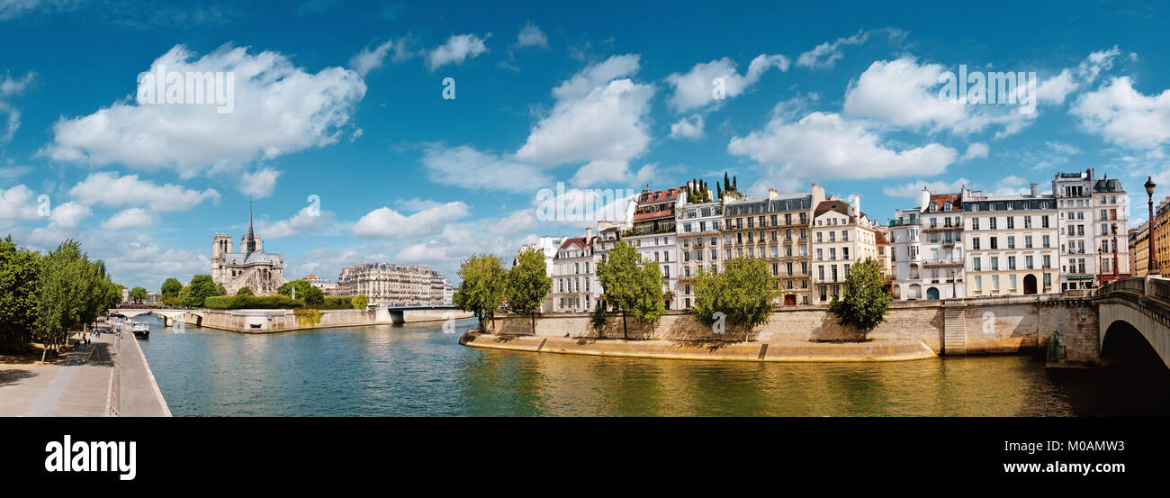 Paris, die Seine mit der Kathedrale Notre-Dame von der Rückseite auf einem hellen Tag im Frühjahr Stockfoto