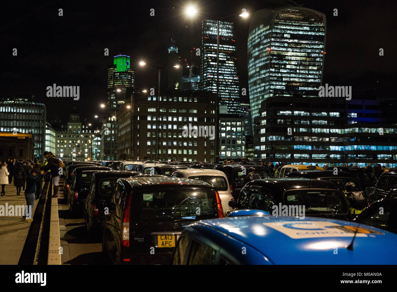 London, Großbritannien. 18. Januar, 2018. Black Cab Drivers block London Bridge bei rush hour in Protest gegen die TfL Handhabung von Uber Lizenzierung. Stockfoto