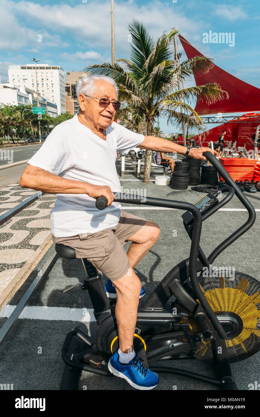 Model Released: Ältere Menschen (80-89) Ausübung auf Radtouren am open air Fitness-studio in Rio de Janeiro, Brasilien Stockfoto