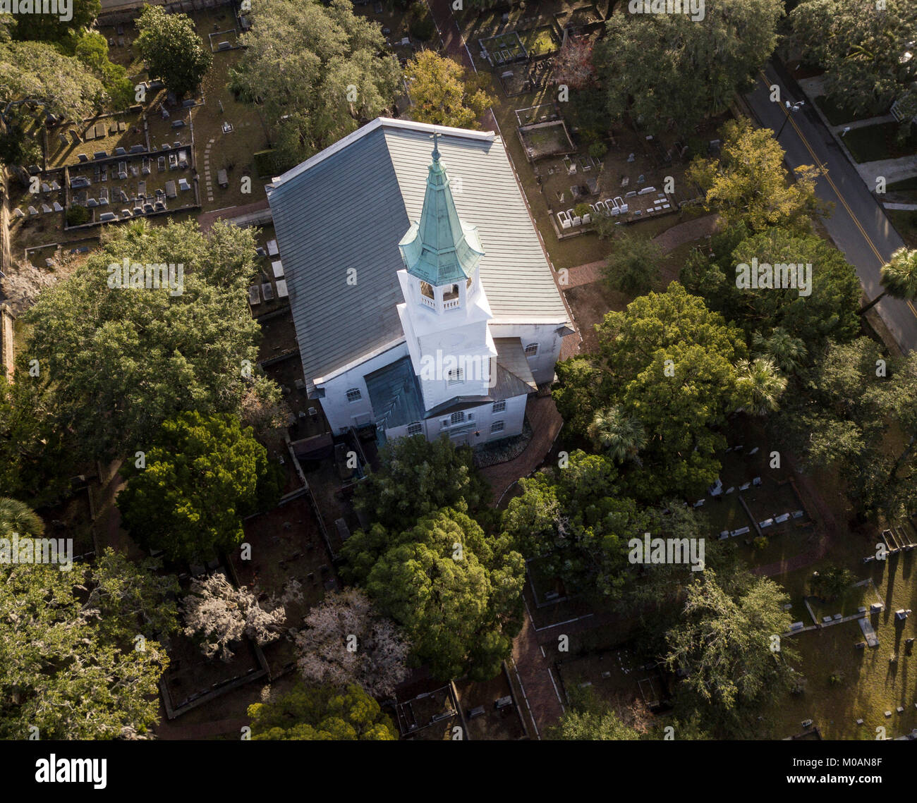 Luftaufnahme der kolonialen Episkopalen Kirche im historischen Beaufort, South Carolina, USA Stockfoto