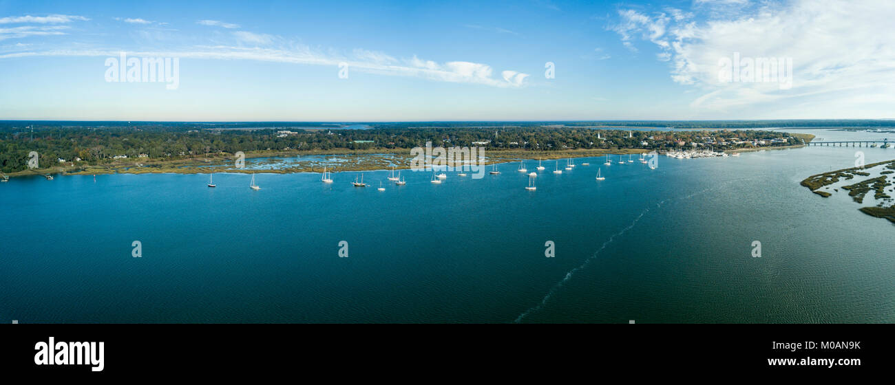 180 Grad Luftaufnahme von Beaufort, South Carolina und den angrenzenden Hafen. Stockfoto