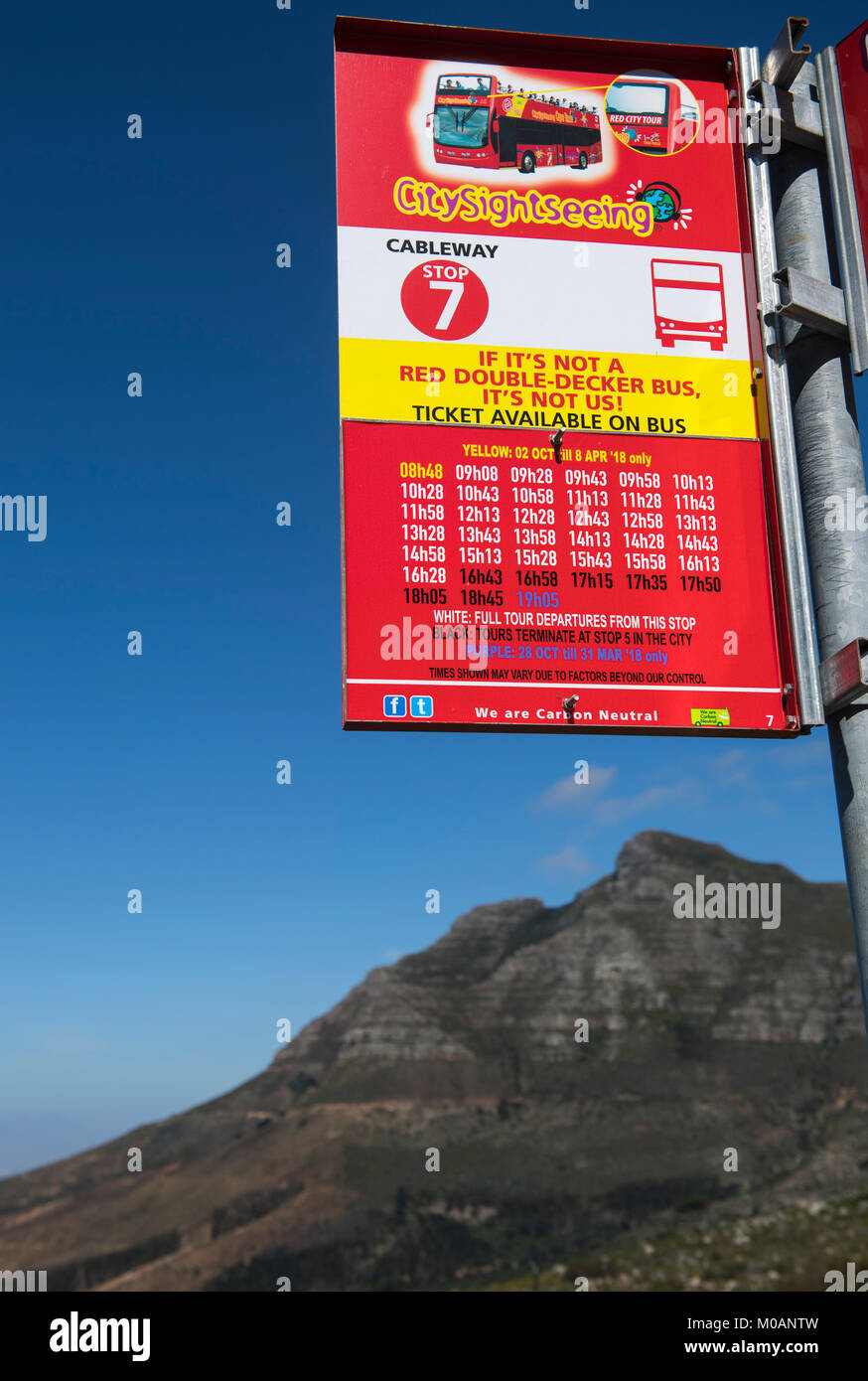 Hop-on Hop-off Bus stop unter den Tafelberg in Kapstadt, Südafrika Stockfoto