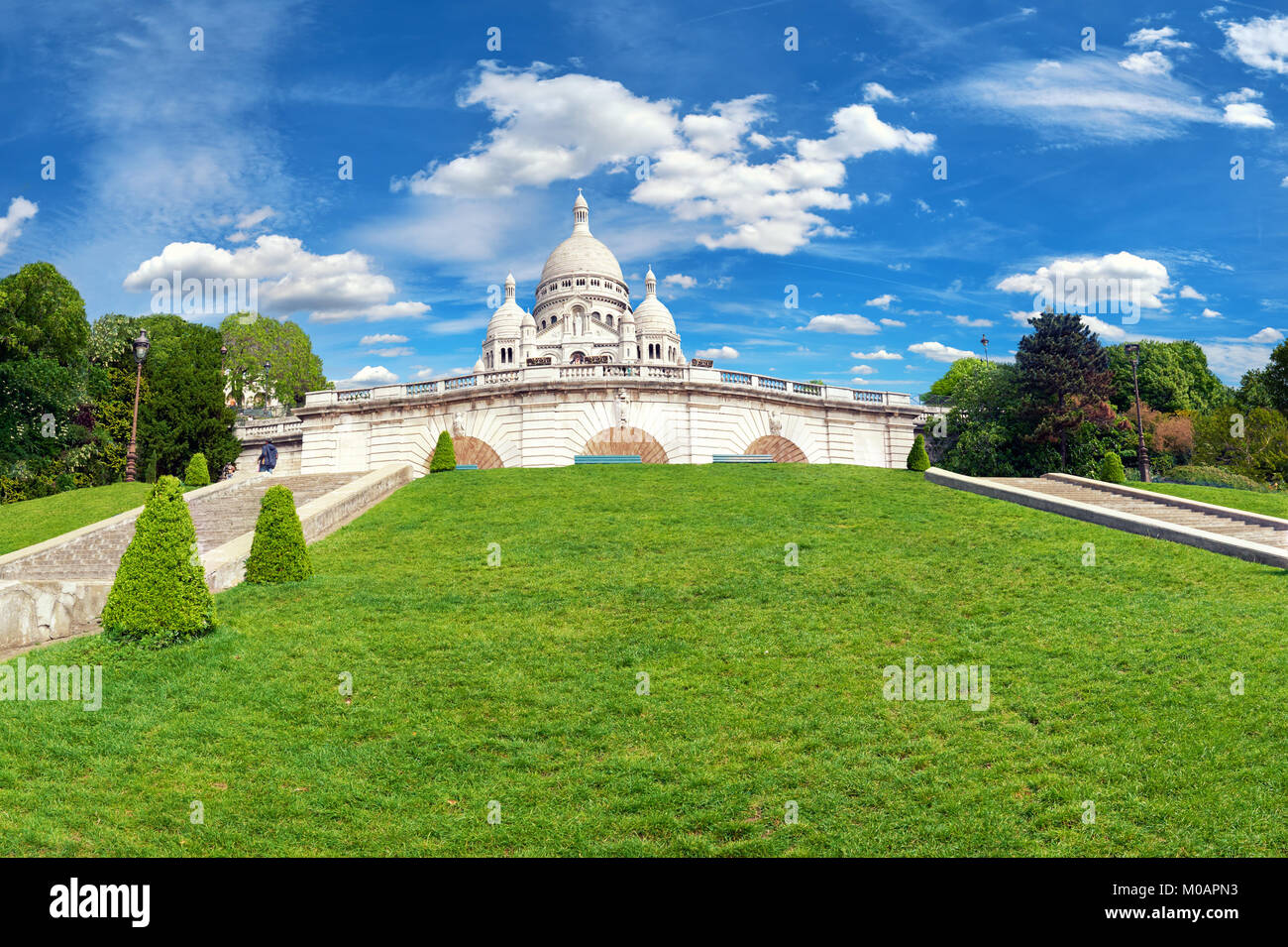 Basilika von Sacré-Coeur in Montmartre in Paris im Frühling, Panorama Bild, Text Raum Stockfoto