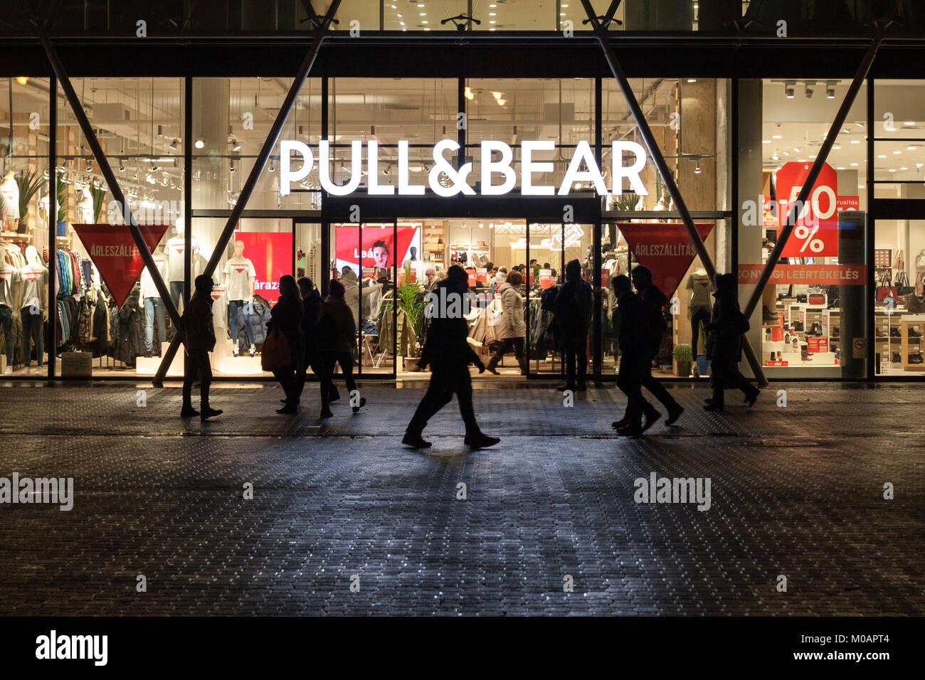 Pull and bear Fotos und Bildmaterial in hoher Auflösung Alamy