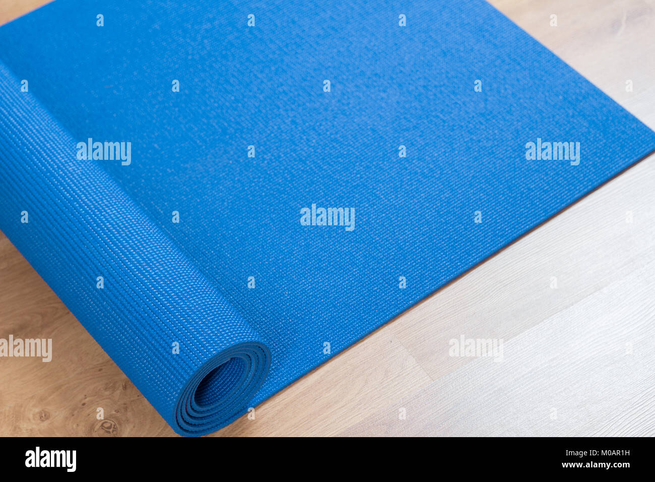 Blau Gymnastikmatte auf Holz Boden Stockfoto