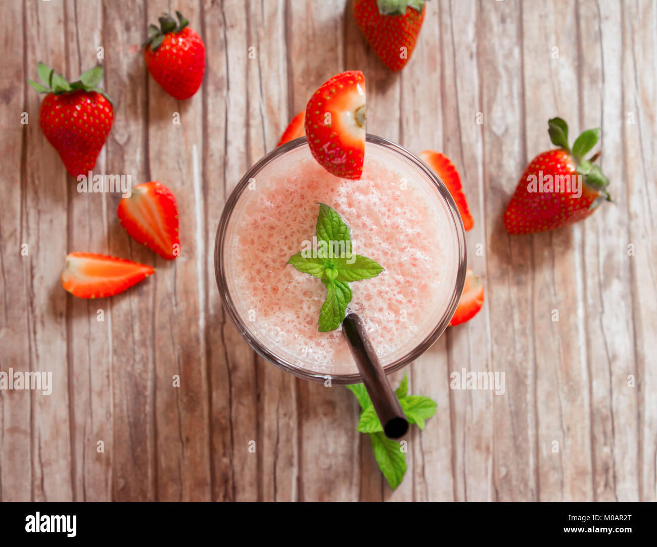 Strawberry Smoothie mit frischen Erdbeeren und Minze auf Holz Tisch Stockfoto