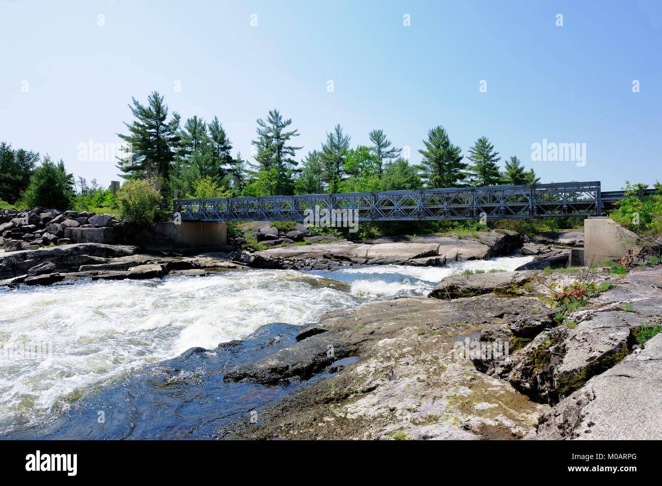 Diese Bailey Brücke ist das einzige Land link zu den Dokis First Nation finden Stockfoto