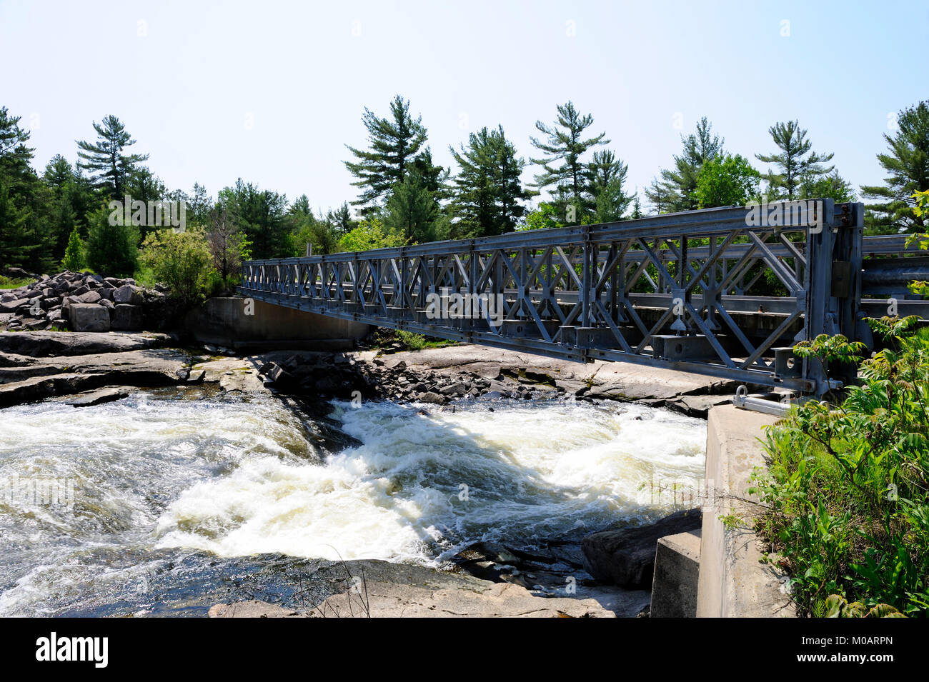 Diese Bailey Brücke ist das einzige Land link zu den Dokis First Nation finden Stockfoto