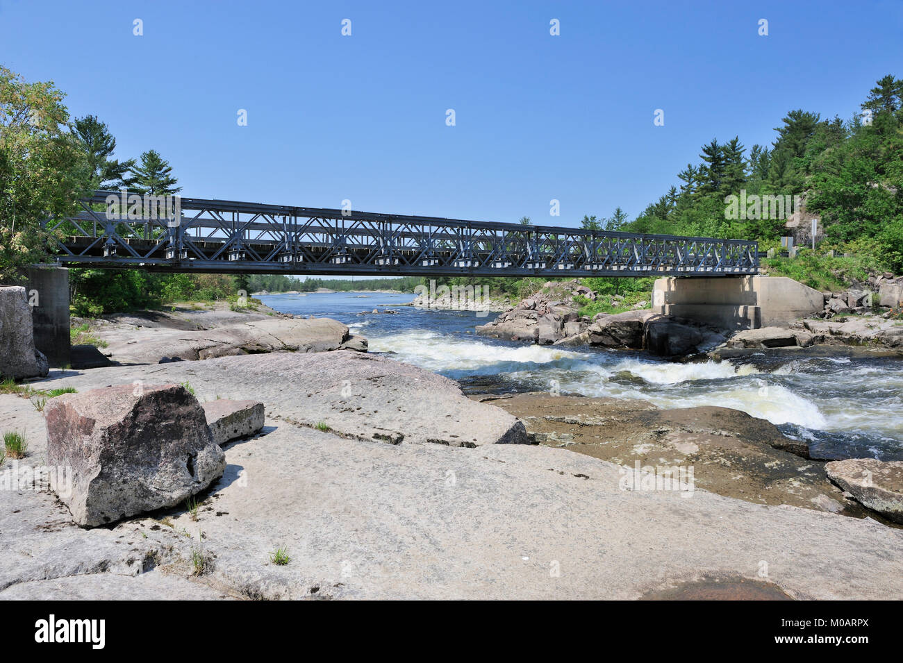 Diese Bailey Brücke ist das einzige Land link zu den Dokis First Nation finden Stockfoto
