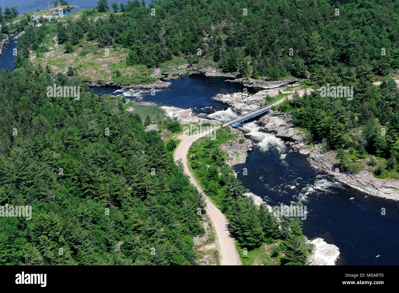 Dies ist ein Luftbild der Bailey Brücke zwischen dem dokis First Nation