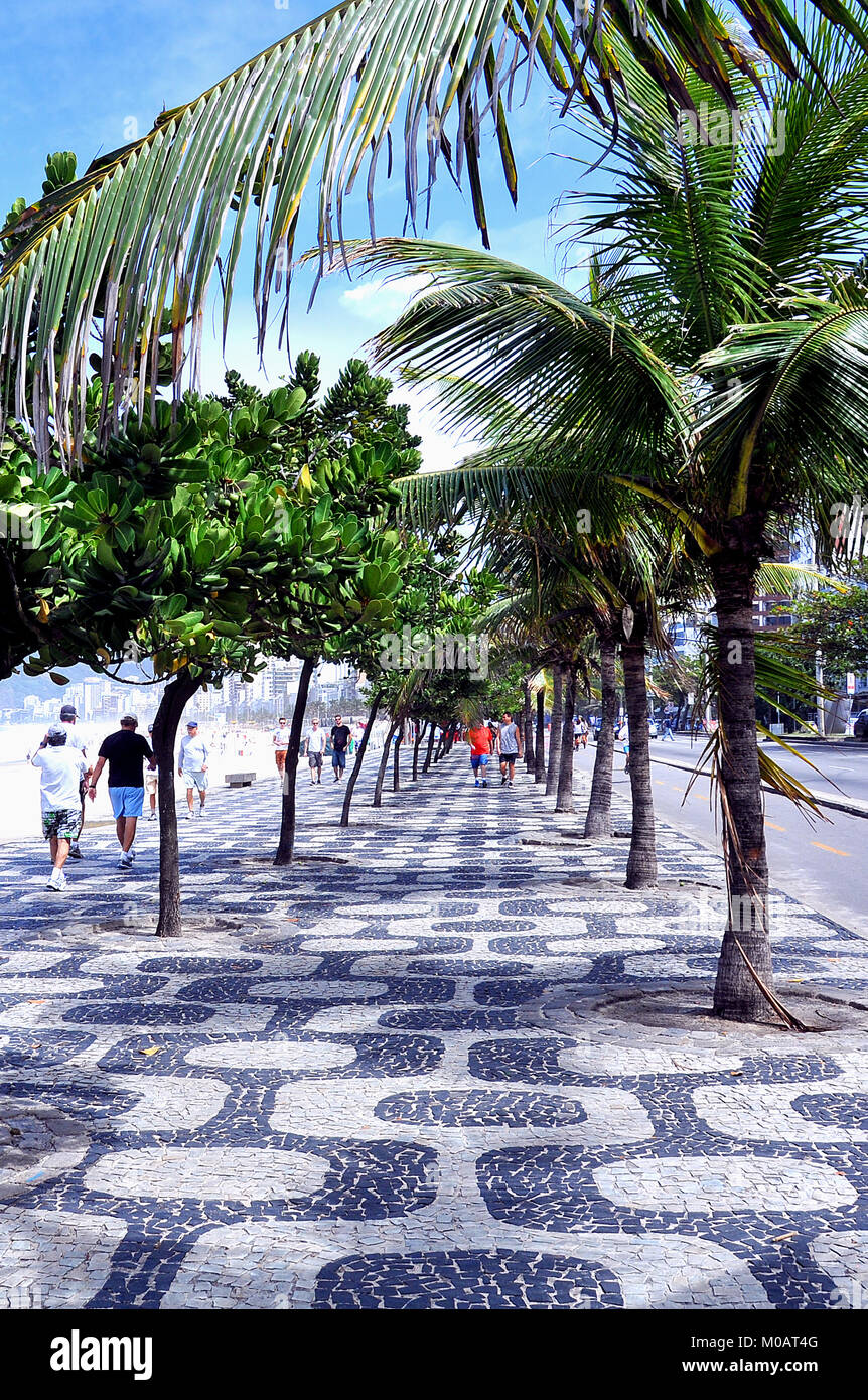 Bürgersteig, den Strand von Ipanema, Rio de Janeiro, Brasilien Stockfoto