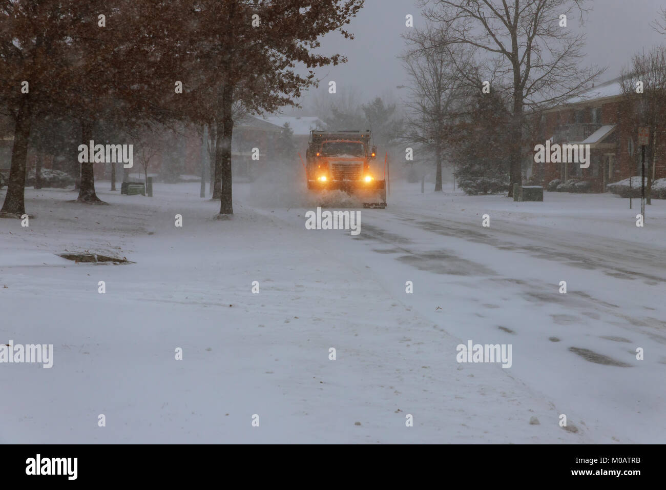 Schneepflug, Schnee entfernen Traktor Stockfotografie - Alamy