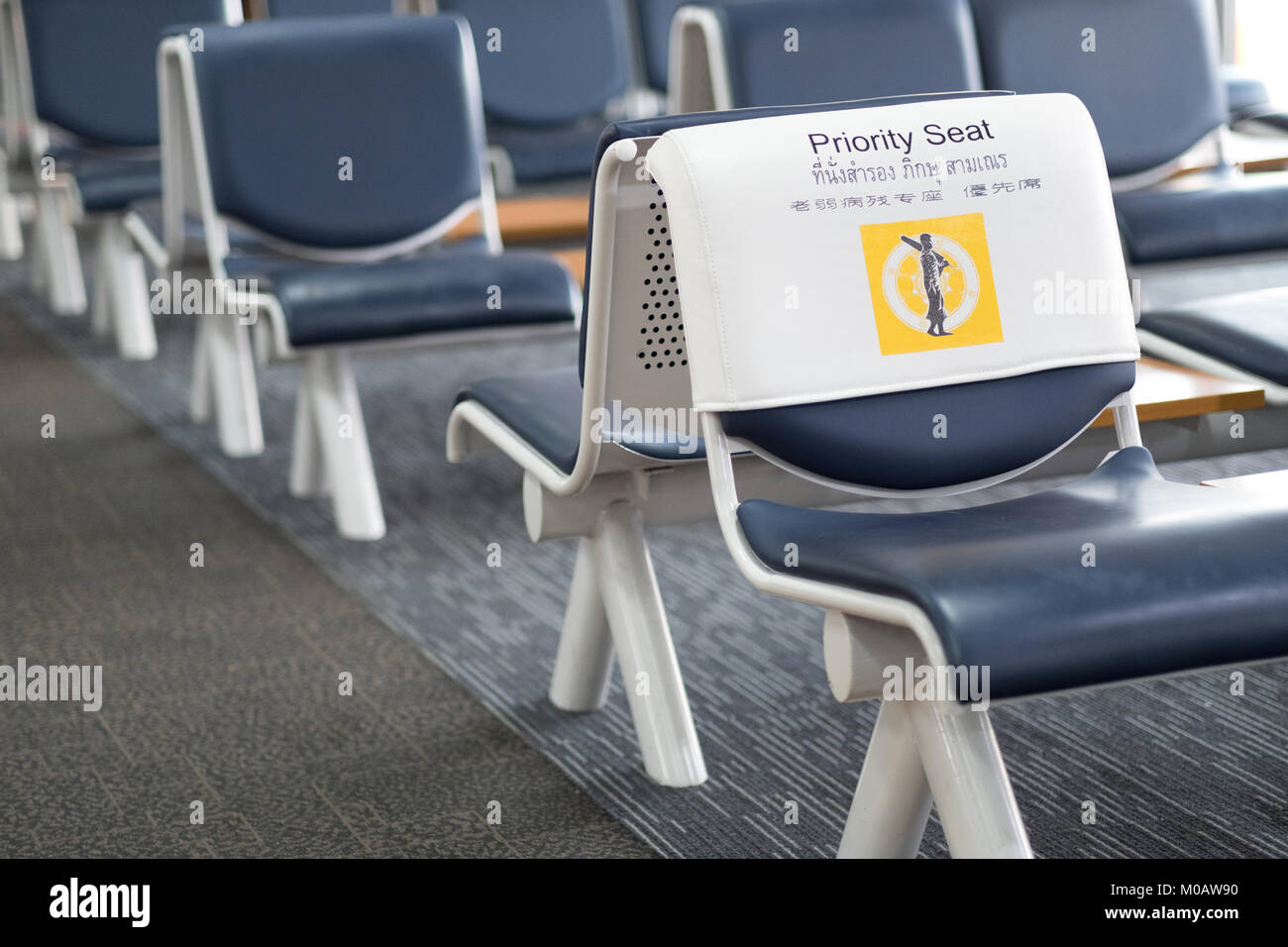 Leere Sitze am Tor Priorität im Flughafen Stockfoto