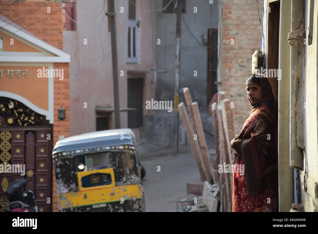 Indische Frau vor ihrem Haus in Bikaner, Rajasthan - Indien Stockfoto