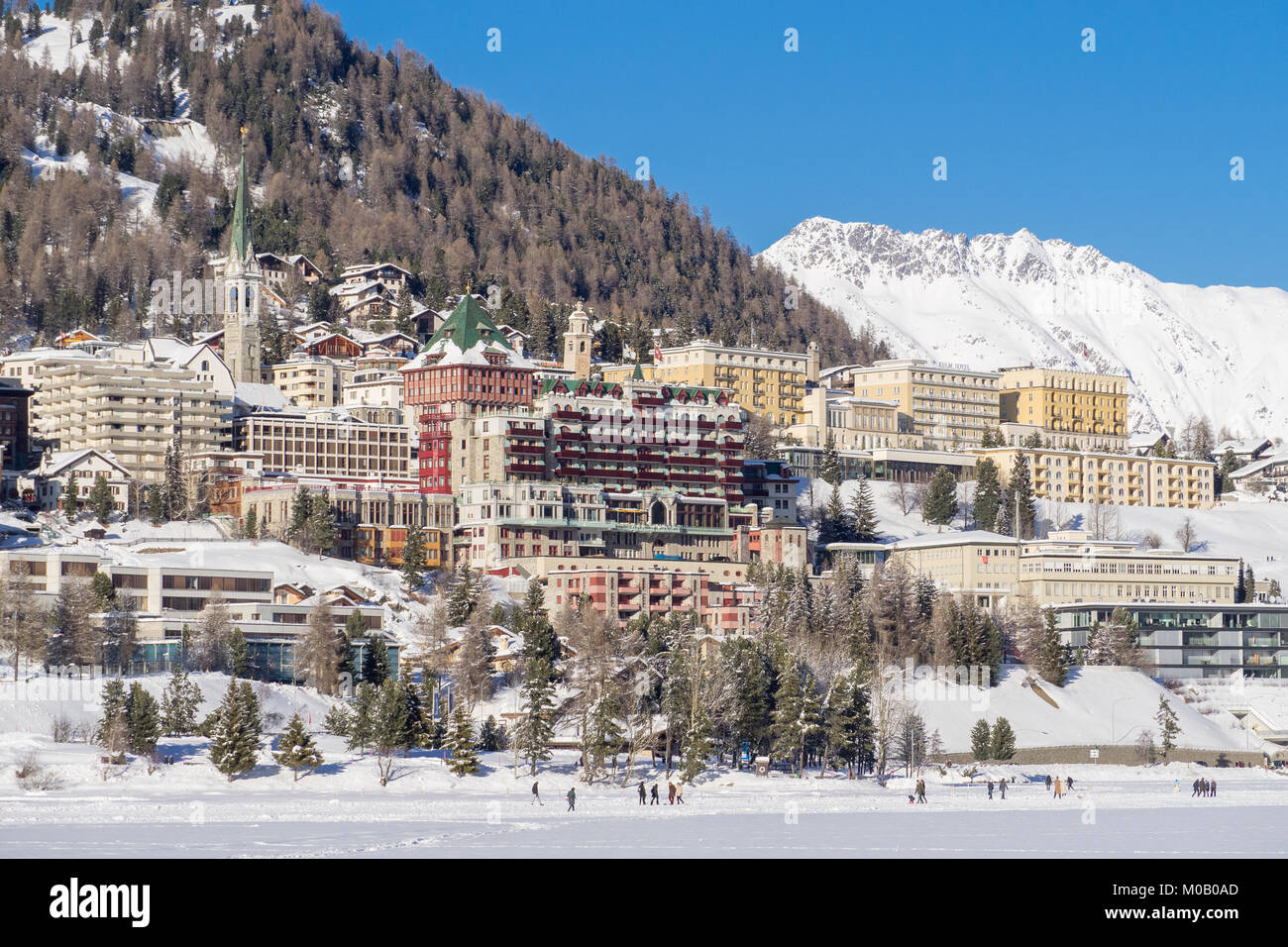 Panorama von Sankt Moritz (St. Moritz, San Maurizio) Stadt im Engadin, Schweizer Alpen, im Winter Stockfoto