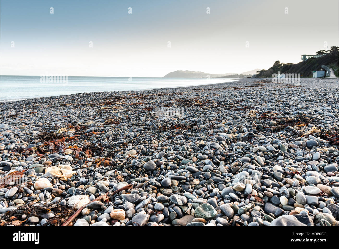 Felsen und Steine auf Killiney Beach in Dublin, Irland. Stockfoto