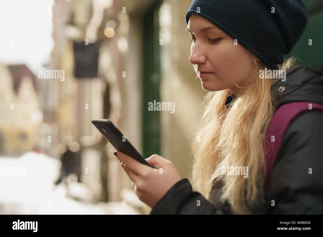 Portrait von jugendlich Mädchen auf Smartphone auf der Straße Stockfoto