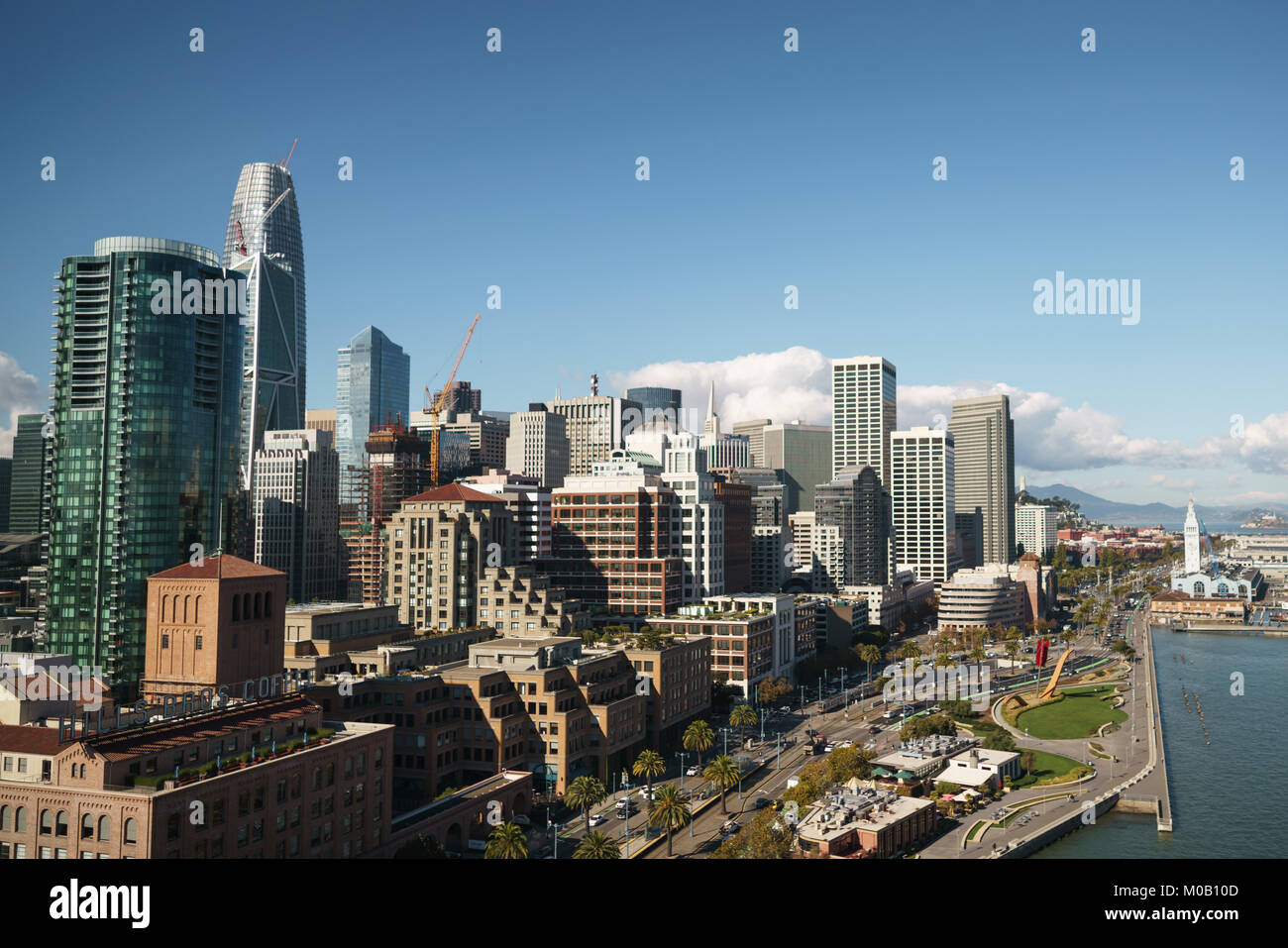 SAN FRANCISCO - ca. November 2017: antriebsplatte Seitenansicht von San Francisco aus fahrenden Autos von der Bay Bridge Stockfoto