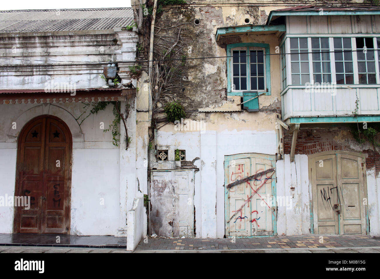 Die Türen und die Fenster um Kota Lama (Altstadt), Semarang, Indonesien. Viele alte Gebäude, verlassen, und auch koloniale Architektur. Pic war ta Stockfoto