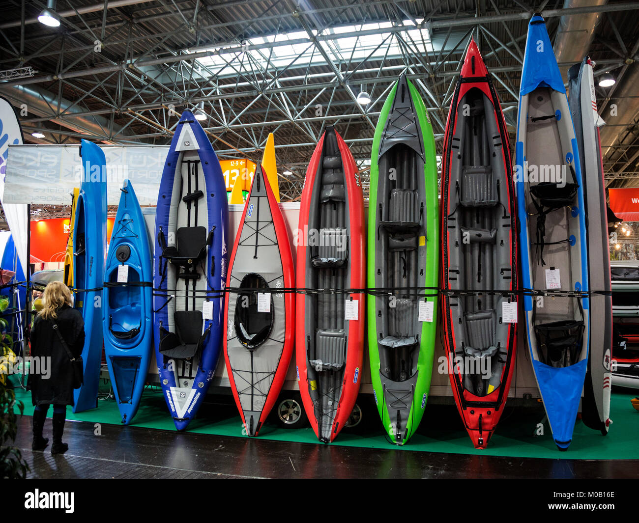 Düsseldorf, Deutschland. Kanus auf dem Display. boot Düsseldorf 2018, die weltweit größte Boot & Wassersport zeigen auf dem Düsseldorfer Messegelände öffnet sich. Mit 1.923 Ausstellern aus 68 Ländern, darunter 1.085 internationale Hersteller, boot Düsseldorf bis zum 28. Januar 2018 läuft. Stockfoto