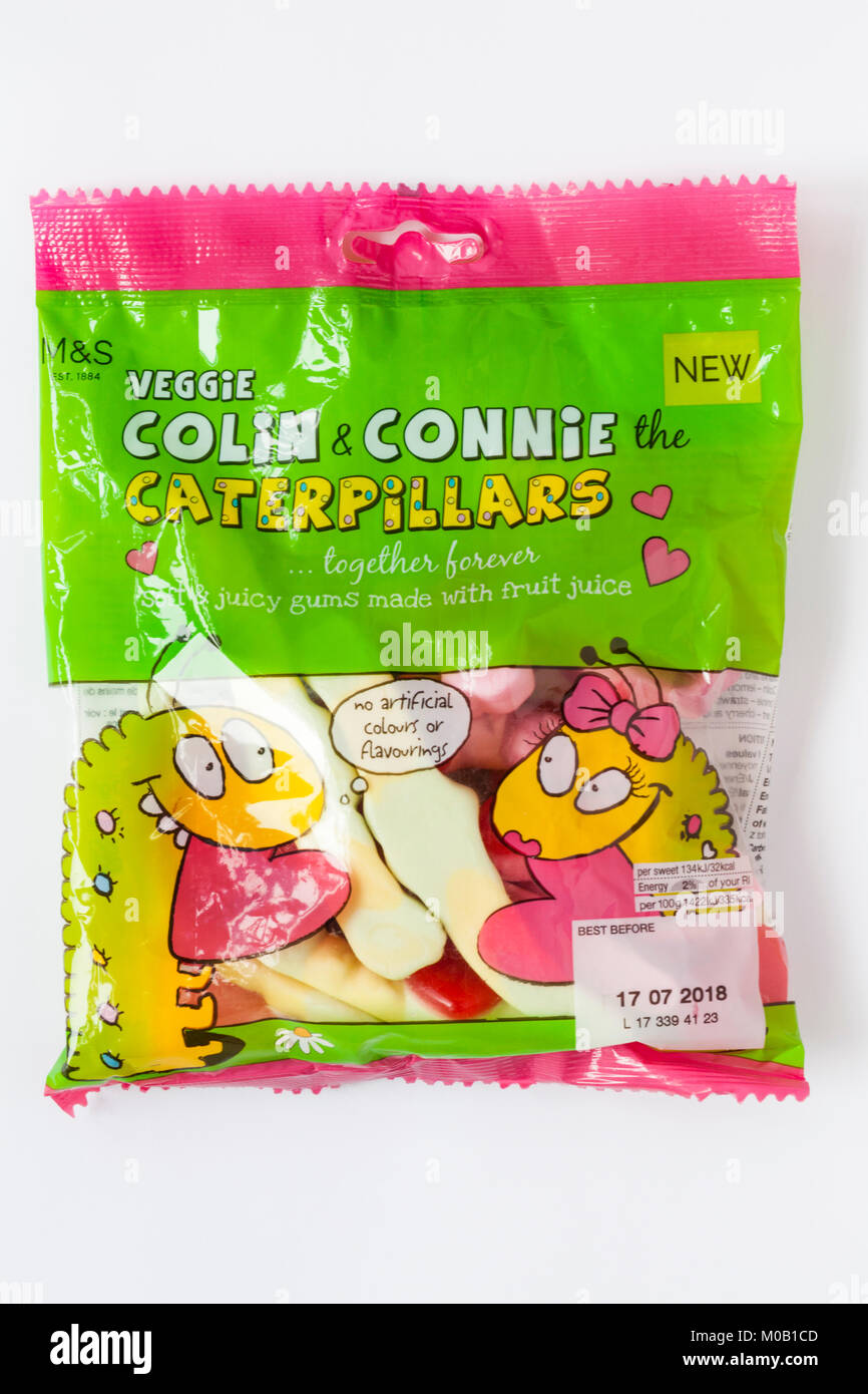 Paket von M&S Veggie Colin & Connie die Raupen zusammen für immer Bonbons auf weißem Hintergrund - weich & saftig Gummis mit Fruchtsaft gemacht Stockfoto