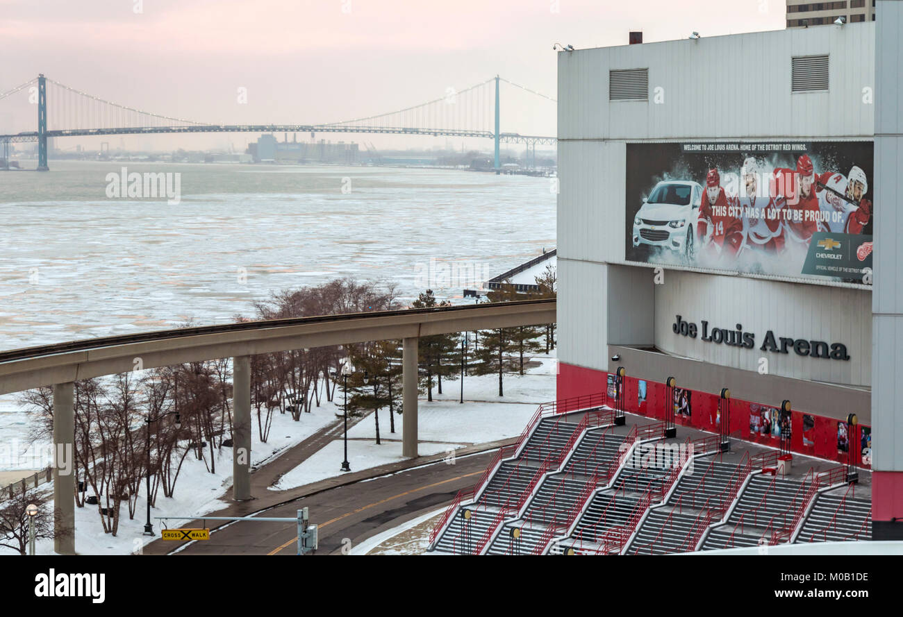 Detroit, Michigan - Die Joe Louis Arena auf dem Detroit River. Die Arena war die Heimat der Detroit Red Wings in der National Hockey League von 1979 bis 2 Stockfoto