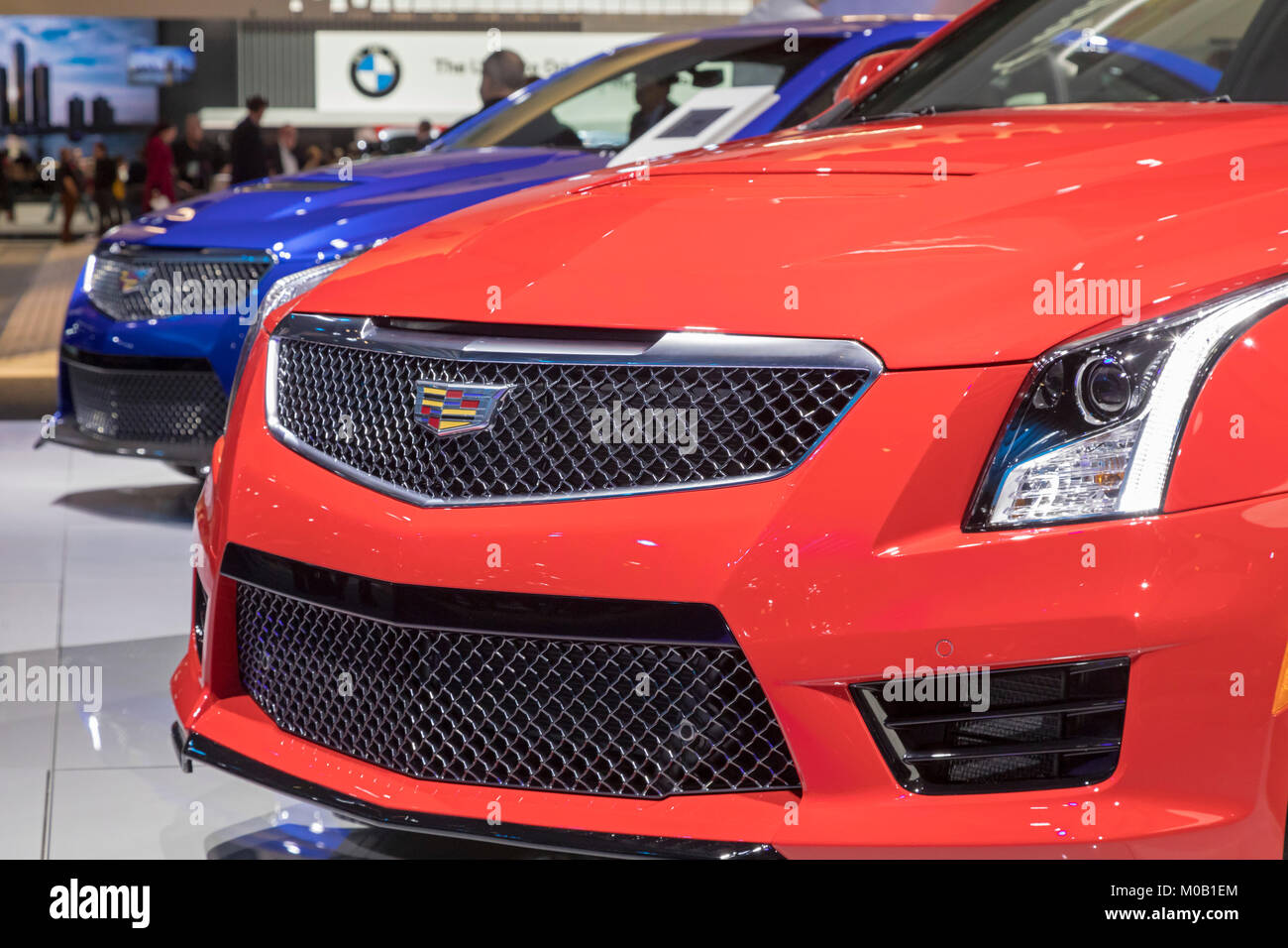 Detroit, Michigan - eine rote und eine blaue Cadillac ATS-V, die auf der North American International Auto Show. Stockfoto