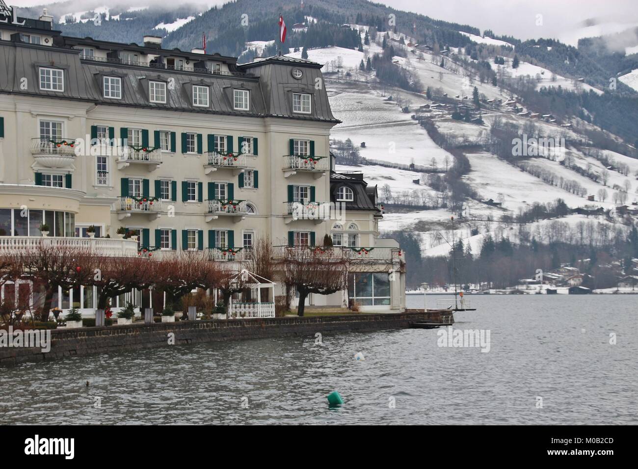 Zeller See und eleganten historischen Gebäude, in Zell am See, Österreich, im Winter. Das beliebte Ausflugsziel und ein Spa. Europa. Stockfoto