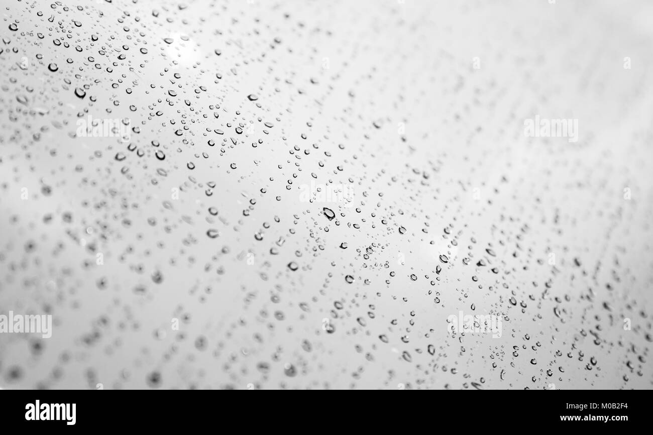 Wassertropfen auf Fensterglas, Hintergrund, Textur, ein schwarz-weiß Foto mit selektiven Fokus Stockfoto