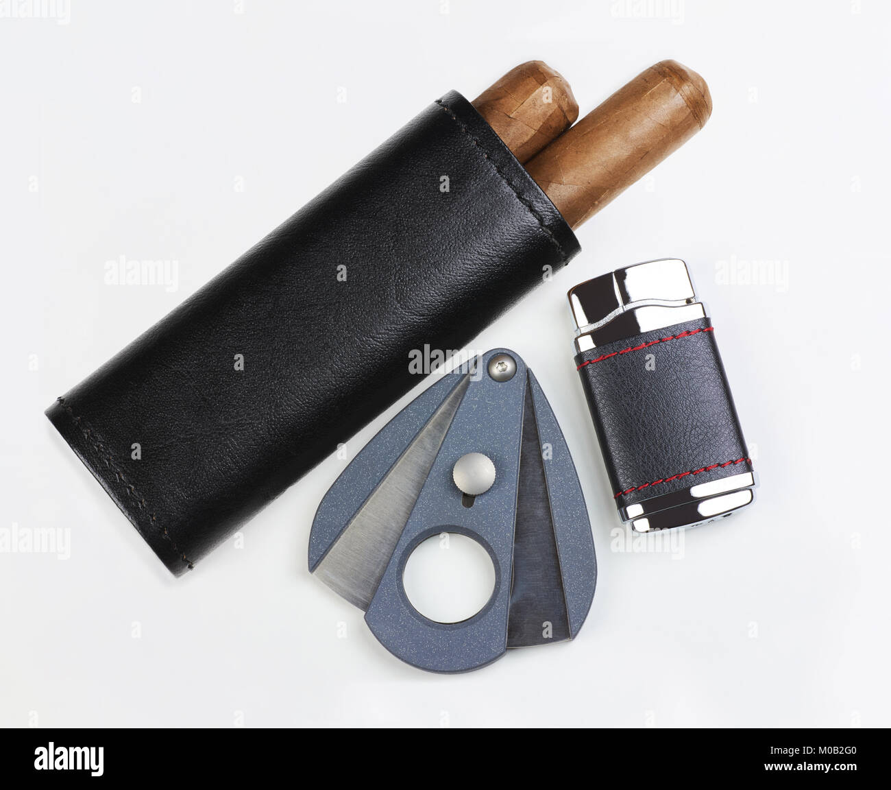 Schwarze Ledertasche mit zwei kubanische Zigarren, Cutter und leichter, auf weißem Hintergrund Stockfoto