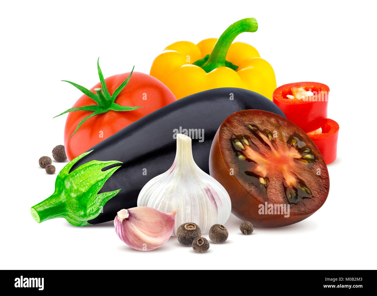 Gruppe von verschiedenen Gemüsen. Auberginen, Tomaten, Paprika und Knoblauch auf weißem Hintergrund. Stockfoto