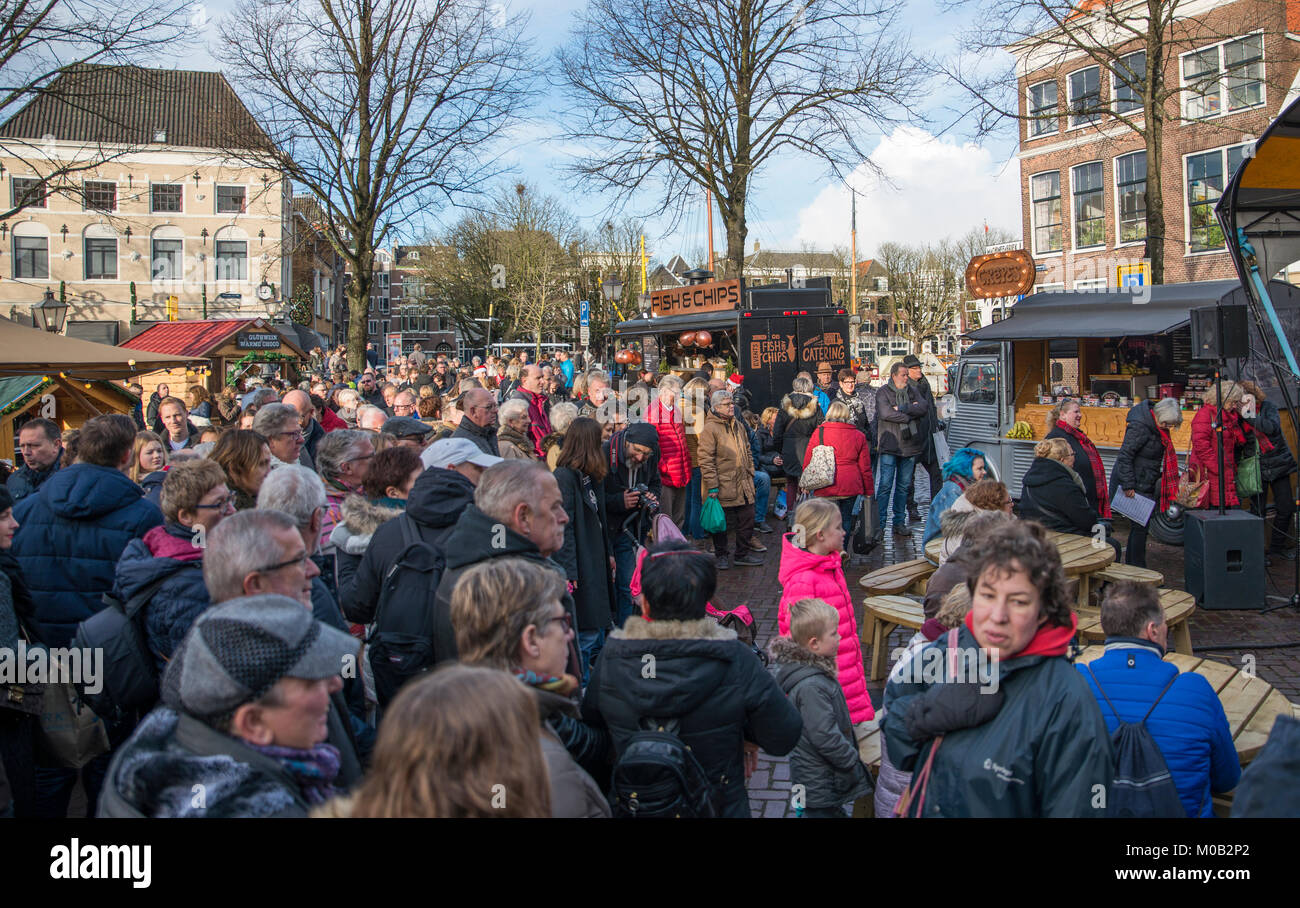 Die Menschen auf dem Weihnachtsmarkt in Dordrecht in Holland, ist dieser Markt jedes Jahr mit Markt und Musik Stockfoto Die Menschen auf dem Weihnachtsmarkt in Dordrecht in Holland, ist dieser Markt jedes Jahr mit Markt und Musik Stockfoto