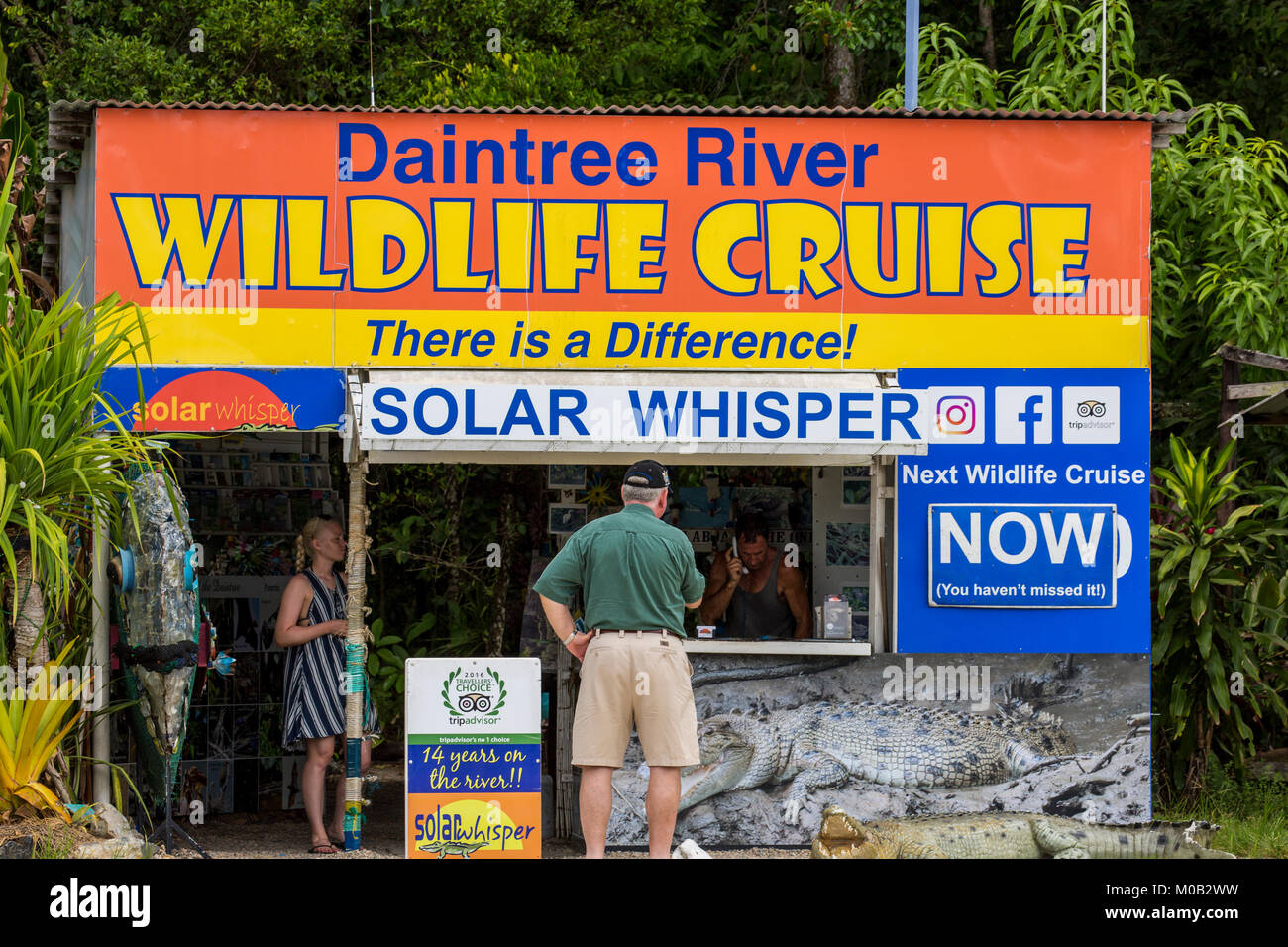 Daintree River Wildlife Cruise mit Solar express ruhig Boote, Daintree National Park, Far North Queensland, Australien Stockfoto