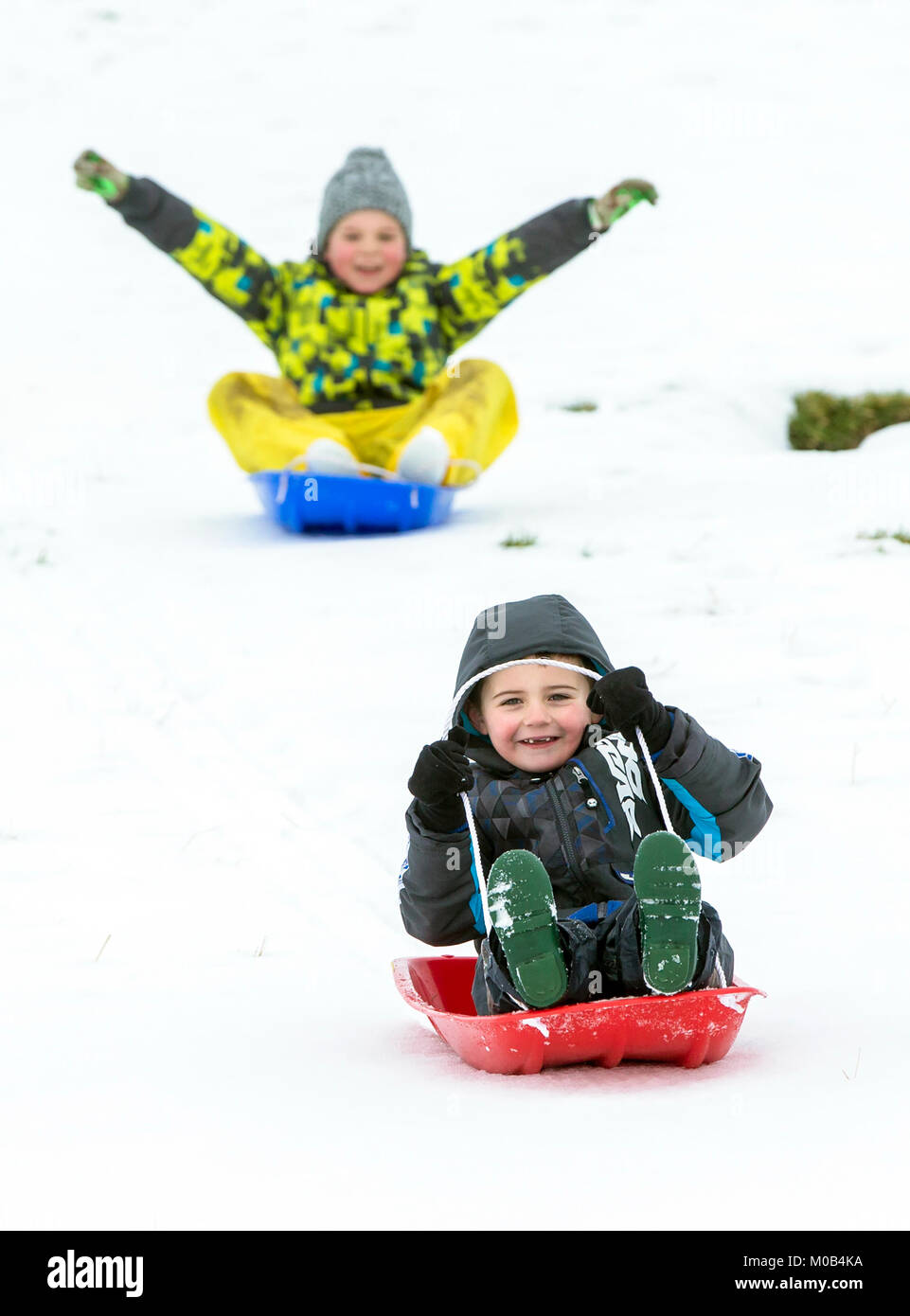 Charlie Astwood und Alfie Astwood (vorne) Rodeln im Schnee in der Nähe von reeth in den Yorkshire Dales National Park wie Kraftfahrer aufgefordert werden vorsichtig von Eis auf den Straßen nach Störungen in Gebieten, die von Schnee in dieser Woche zu sein. Stockfoto