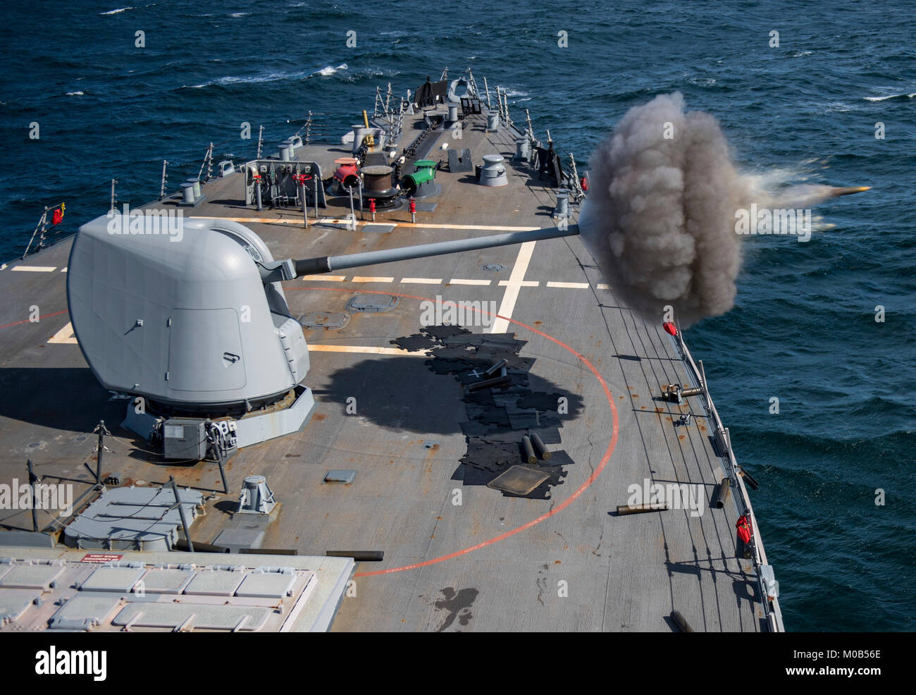 Der Arleigh-burke-Klasse geführte Anti-raketen-Zerstörer USS Ross (DDG71) feuert seine 5-inch Gun während einer Naval surface Fire Support Übung mit dem Royal marokkanische Marine als Teil der Übung afrikanischen Seelöwe. Stockfoto