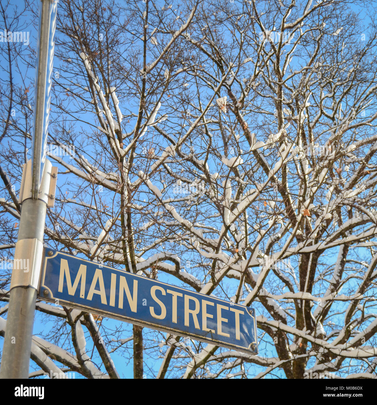 Eine verschneite Hauptstraße Zeichen in der kleinen Stadt Amerika Stockfoto