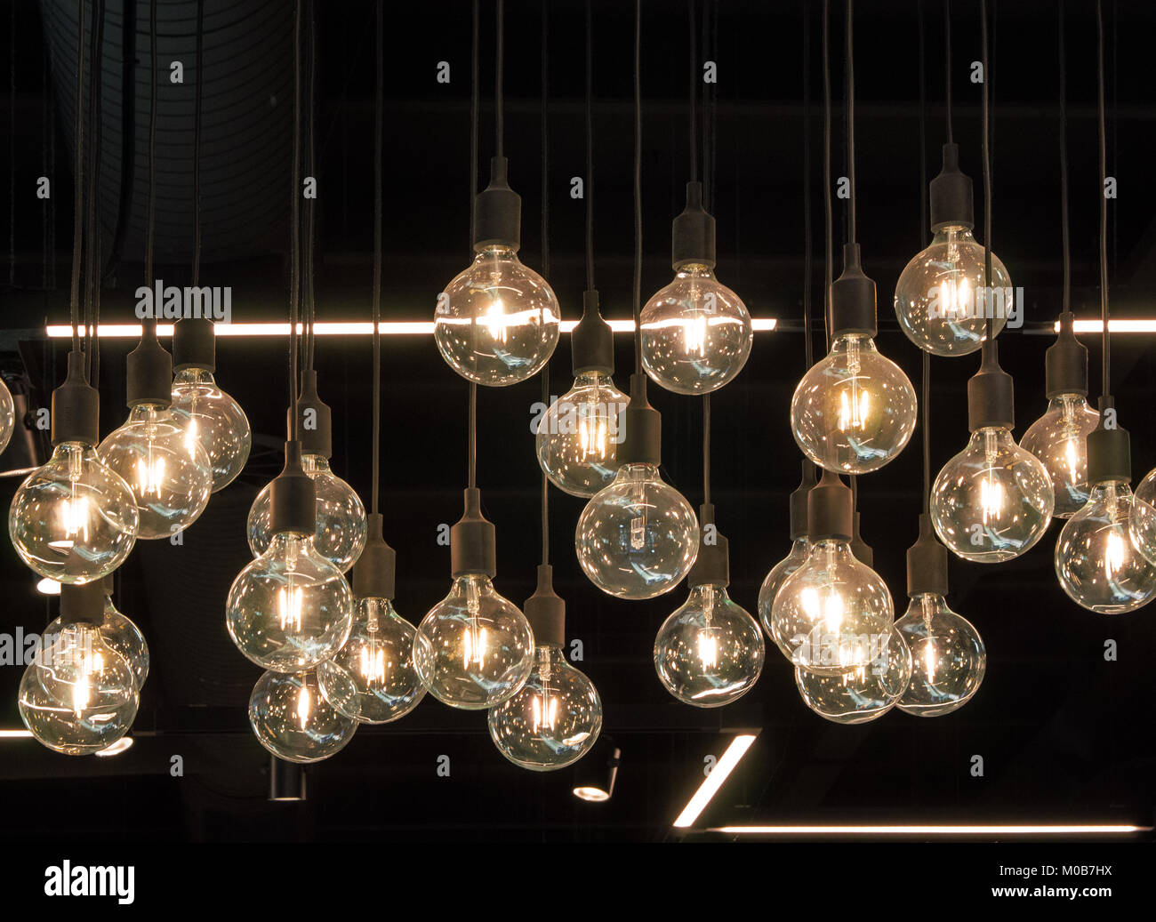 Die erstaunliche Wirkung von Dutzenden von LED-Lampen in einem dunklen Zimmer Stockfoto