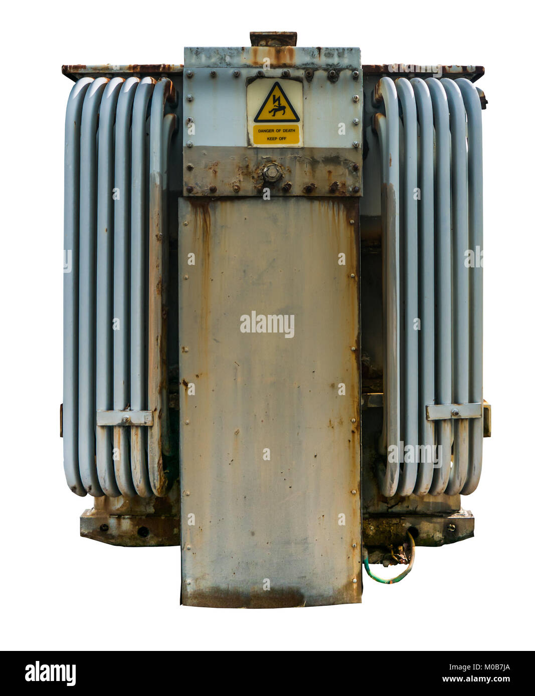 Isolierte Grungy Stromnetz Verteilungstransformator mit Kühlrippen auf weißem Hintergrund Stockfoto