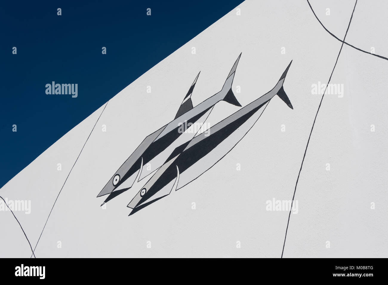 Weiße Wand mit gemalten Wandbild durch Filipe Ferreria. Stockfoto