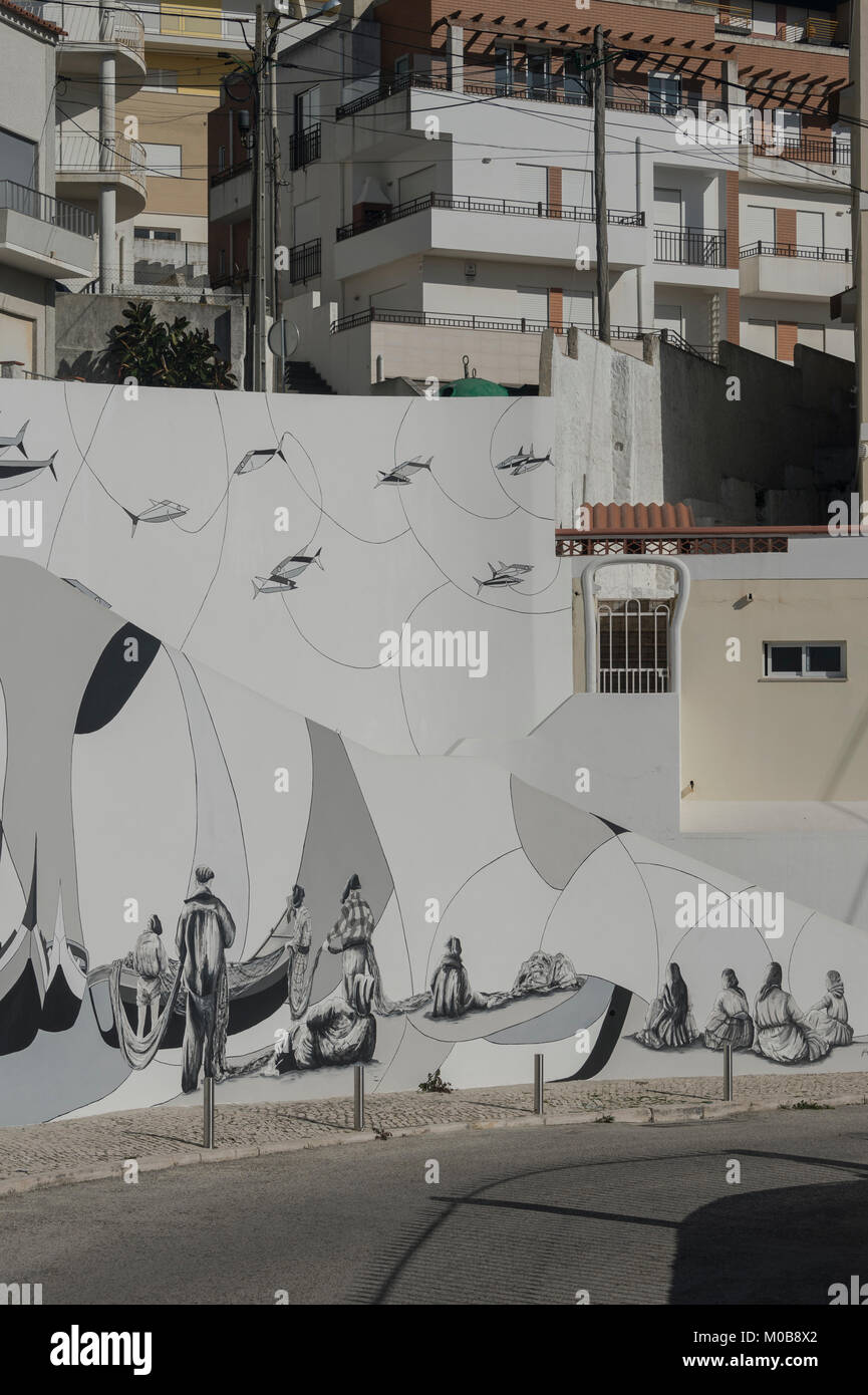 Weiße Wand mit gemalten Wandbild durch Filipe Ferreria, die die Geschichte von Nazare ein Fischerdorf in Portugal. Stockfoto