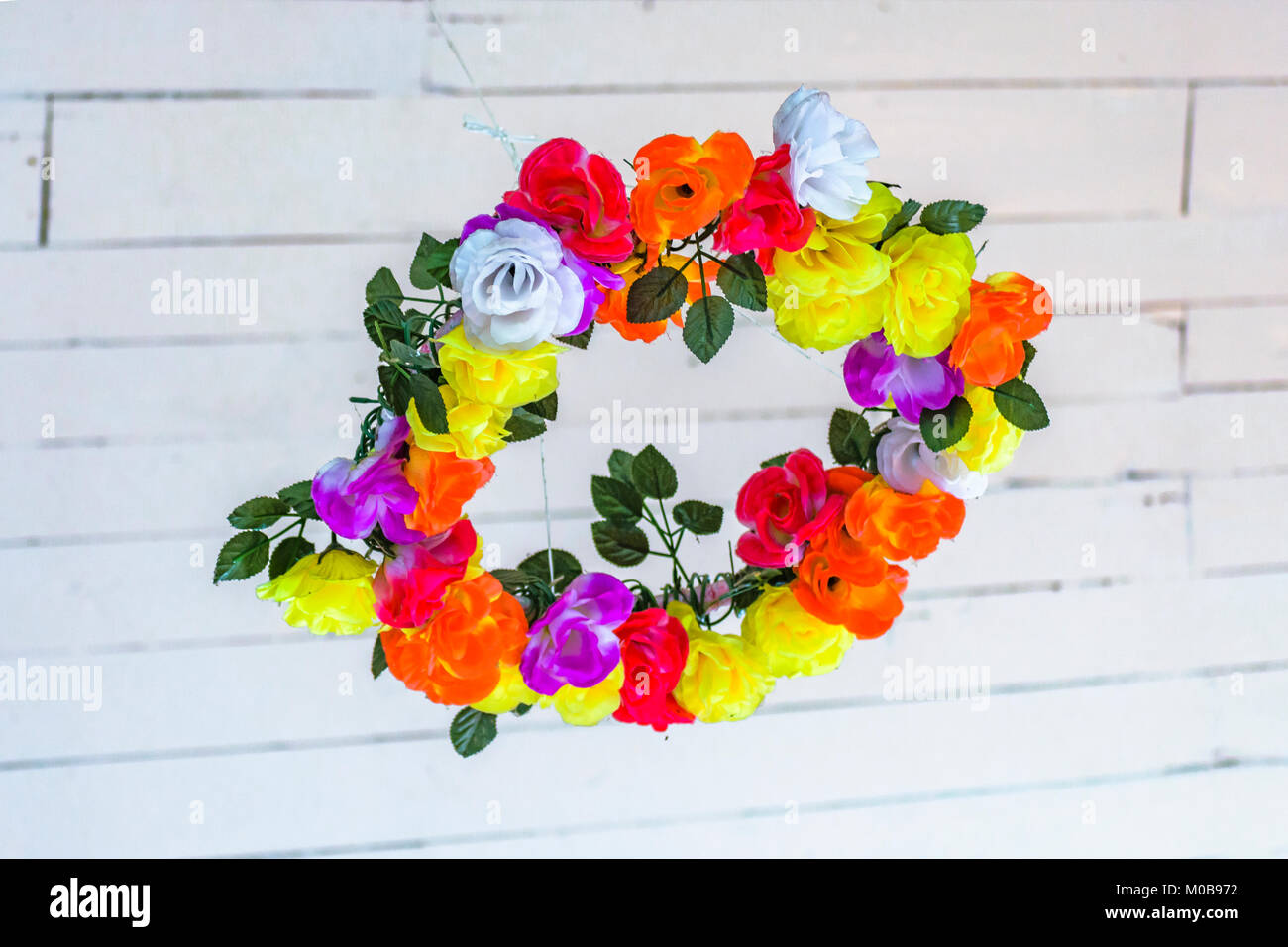 Low Angle Shot farbiger Kranz mit Rosen an der Decke Stockfoto