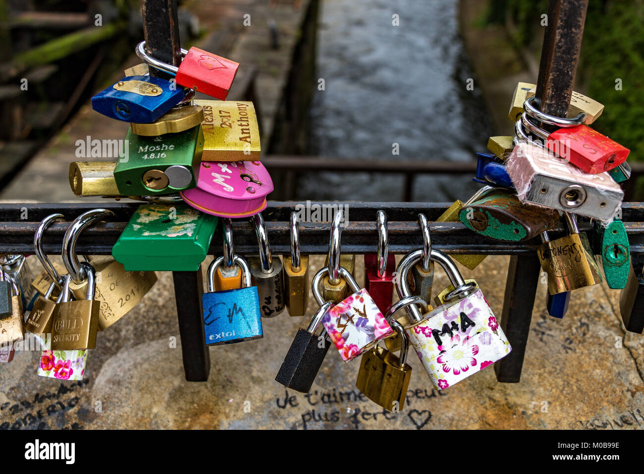 Vorhängeschlösser, bekannt als Liebesschlösser, die von Besuchern an der Lovers-Brücke in Prag, Tschechische Republik, hinterlassen wurden Stockfoto