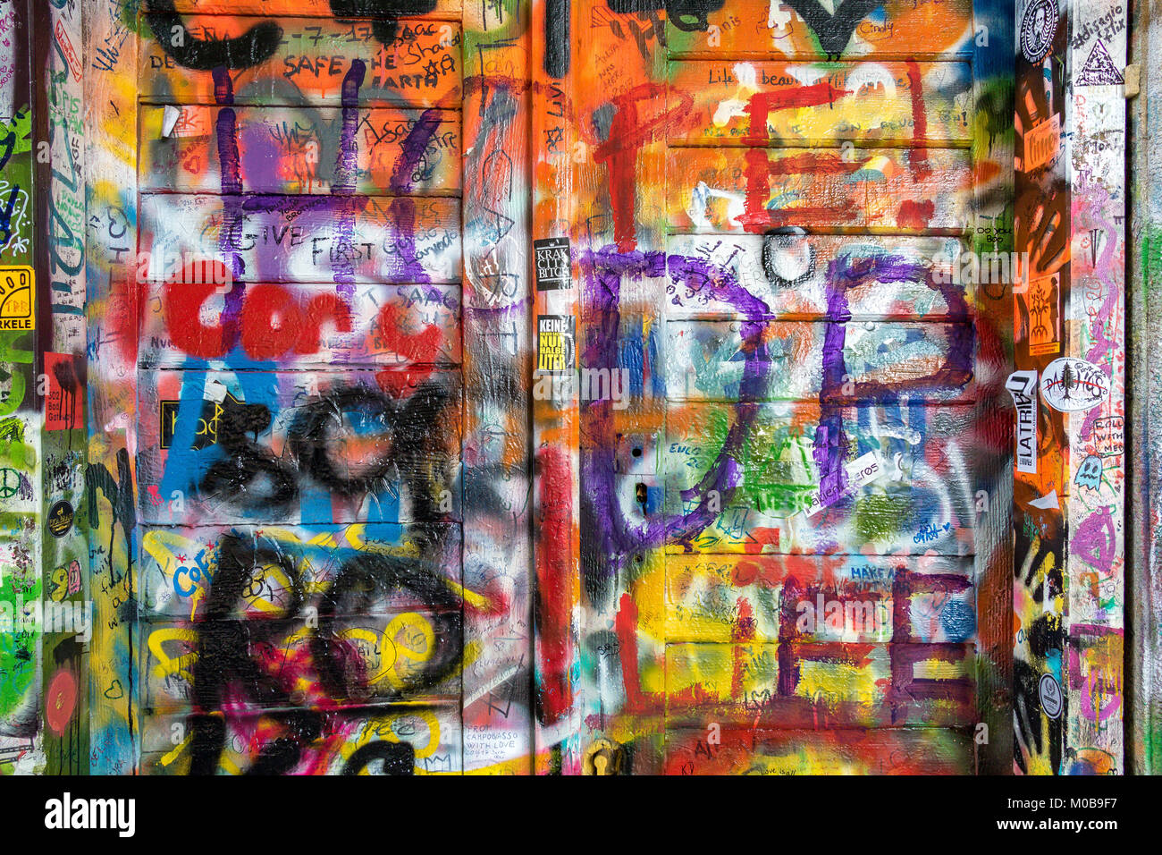 Graffiti über der John Lennon-Mauer in Prag, Tschechische Republik Stockfoto